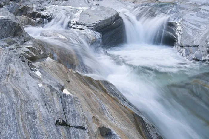 Gerahmter Druck : Felsformationen im Verzasca-Fluss. Gerahmter Druck : Felsformationen im Verzasca-Fluss.