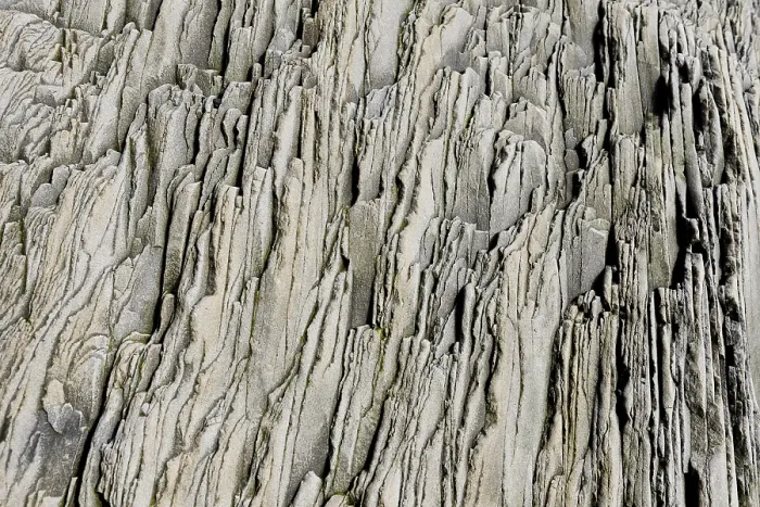 Gerahmter Druck : Gesteinsschichten, Halsanefshellir-Höhle mit Basaltformationen. Gerahmter Druck : Gesteinsschichten, Halsanefshellir-Höhle mit Basaltformationen.