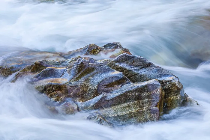 Gerahmter Druck : Fels in einem raschen Fluss.