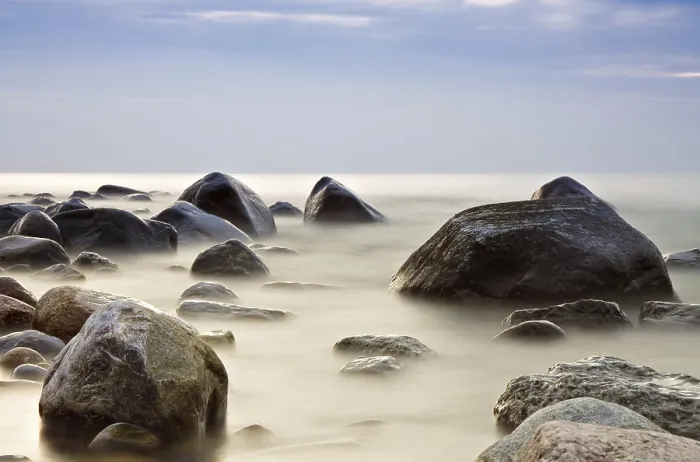 Gerahmter Druck : Felsen an der Ostsee.