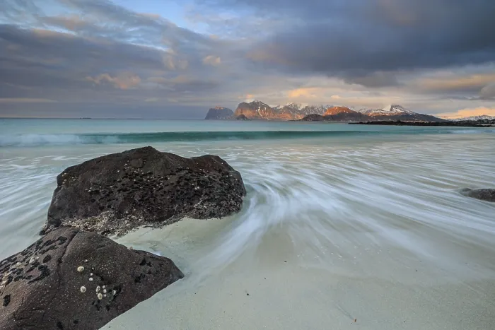 Gerahmter Druck : Felsen und Strand vor Bergen Gerahmter Druck : Felsen und Strand vor Bergen