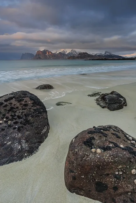 Gerahmter Druck : Felsen und Strand vor Bergen Gerahmter Druck : Felsen und Strand vor Bergen