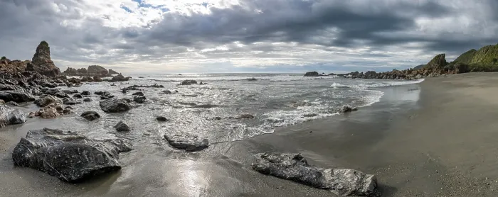Gerahmter Druck : Felsen am Strand, Regenwolken. Gerahmter Druck : Felsen am Strand, Regenwolken.