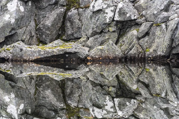 Gerahmter Druck : Felsen werden in einem Bergsee gespiegelt. Gerahmter Druck : Felsen werden in einem Bergsee gespiegelt.
