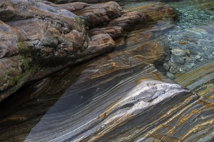 Gerahmter Druck : Felsen, Felsformationen, klare Wasser. Gerahmter Druck : Felsen, Felsformationen, klare Wasser.