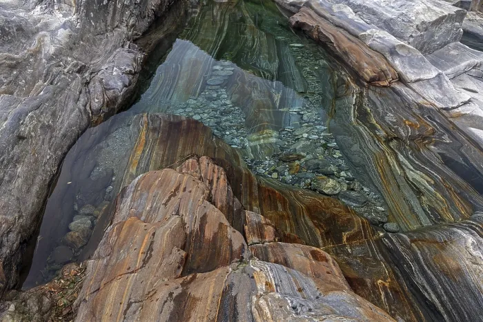 Gerahmter Druck : Felsen, Felsformationen, klare Wasser. Gerahmter Druck : Felsen, Felsformationen, klare Wasser.
