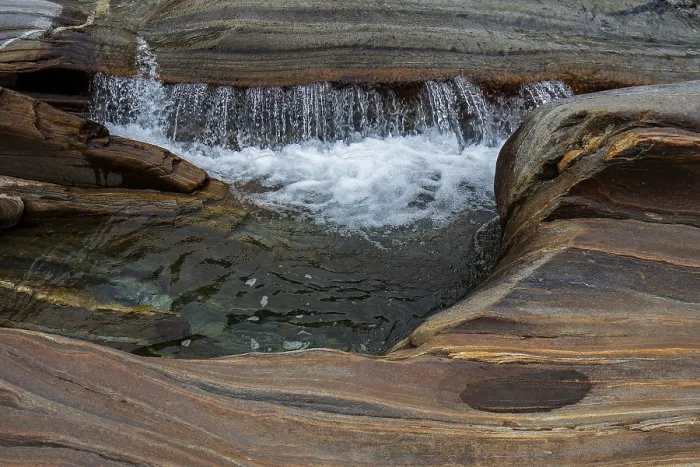 Gerahmter Druck : Felsen, Felsformationen, kleiner Wasserfall Gerahmter Druck : Felsen, Felsformationen, kleiner Wasserfall