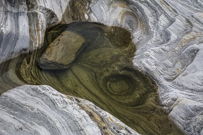 Gerahmter Druck : Felsen, Felsformationen, Verzasca-Fluss