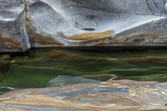 Gerahmter Druck : Felsen, Felsformationen, Verzasca-Fluss Gerahmter Druck : Felsen, Felsformationen, Verzasca-Fluss