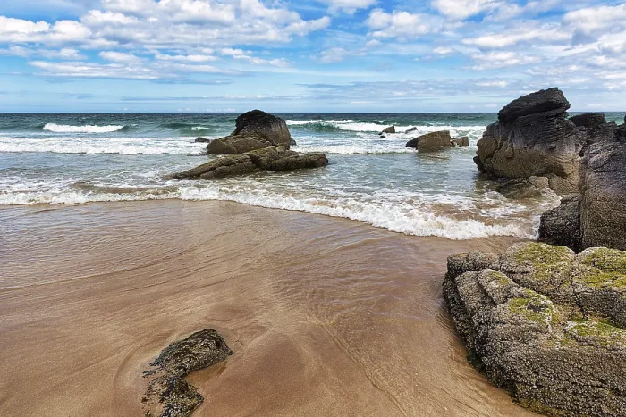 Gerahmter Druck : Felsen und Wellen auf sandiger Strand, Sango Bay Gerahmter Druck : Felsen und Wellen auf sandiger Strand, Sango Bay