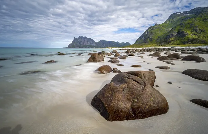 Gerahmter Druck : Felsen auf der Uttakleiv-Sandstrand. Gerahmter Druck : Felsen auf der Uttakleiv-Sandstrand.