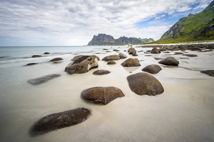 Gerahmter Druck : Felsen auf der Uttakleiv-Sandstrand. Gerahmter Druck : Felsen auf der Uttakleiv-Sandstrand.