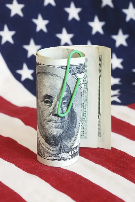 Gerahmter Druck : Hunderter-Dollar-Scheine über der amerikanischen Flagge. Gerahmter Druck : Hunderter-Dollar-Scheine über der amerikanischen Flagge.