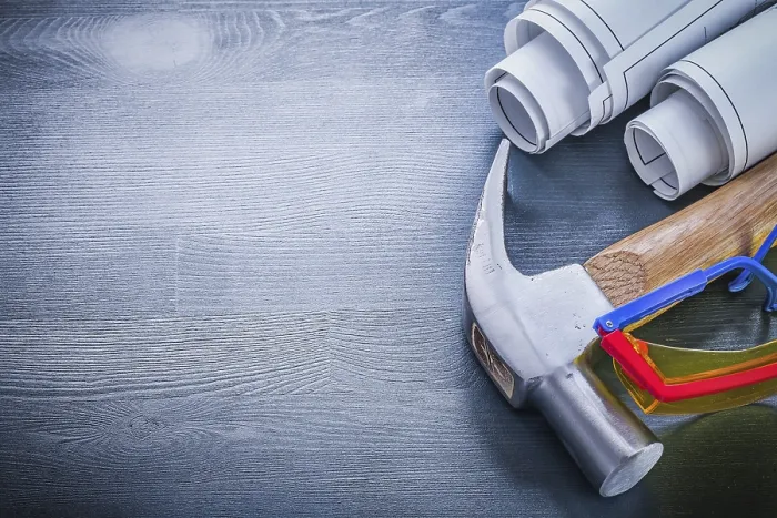 Gerahmter Druck : Gefaltete Pläne Hammer Schutzbrille Gerahmter Druck : Gefaltete Pläne Hammer Schutzbrille