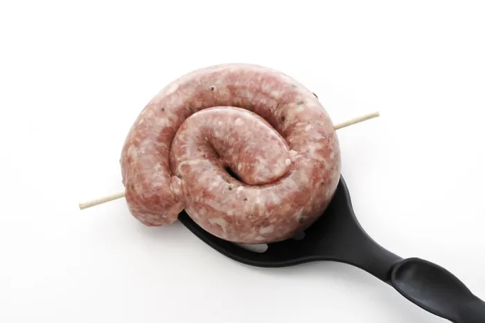 Gerahmter Druck : Gerollt, roher Bratwurst auf Spatel. Gerahmter Druck : Gerollt, roher Bratwurst auf Spatel.