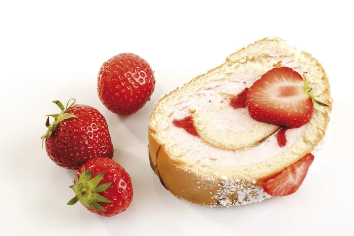 Gerahmter Druck : Gebäckrolle mit Erdbeeren. Gerahmter Druck : Gebäckrolle mit Erdbeeren.