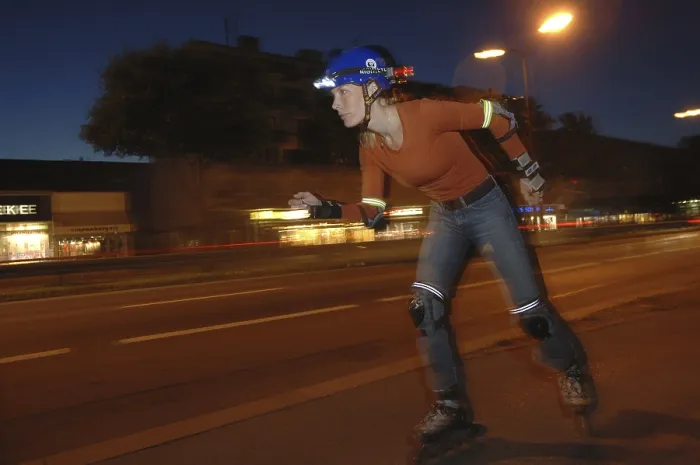 Gerahmter Druck : Rollerblader mit Beleuchtung am Abend. Gerahmter Druck : Rollerblader mit Beleuchtung am Abend.