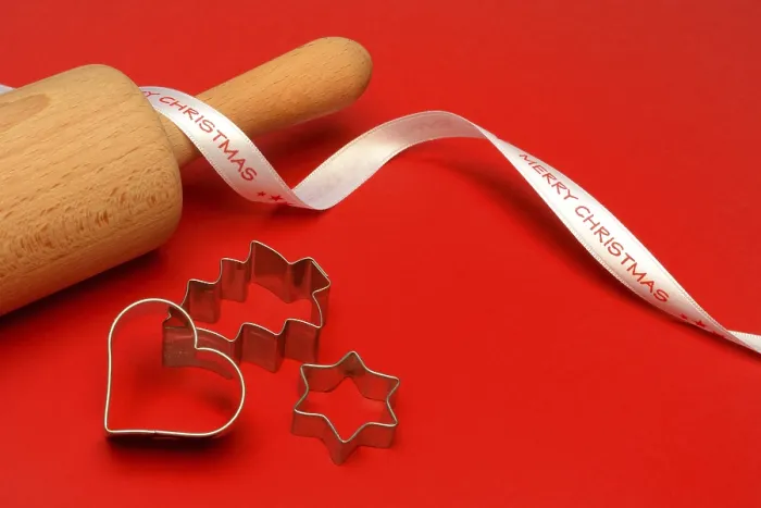 Gerahmter Druck : Rollenholz und Biskuitformen, Weihnachten. Gerahmter Druck : Rollenholz und Biskuitformen, Weihnachten.