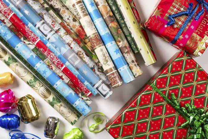 Gerahmter Druck : Mehrere Rollos Packpapier. Gerahmter Druck : Mehrere Rollos Packpapier.