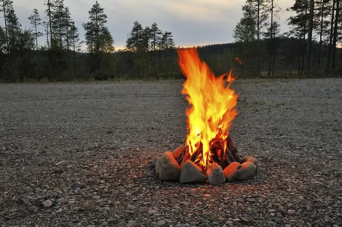 Gerahmter Druck : Romantik am Lagerfeuer. Gerahmter Druck : Romantik am Lagerfeuer.