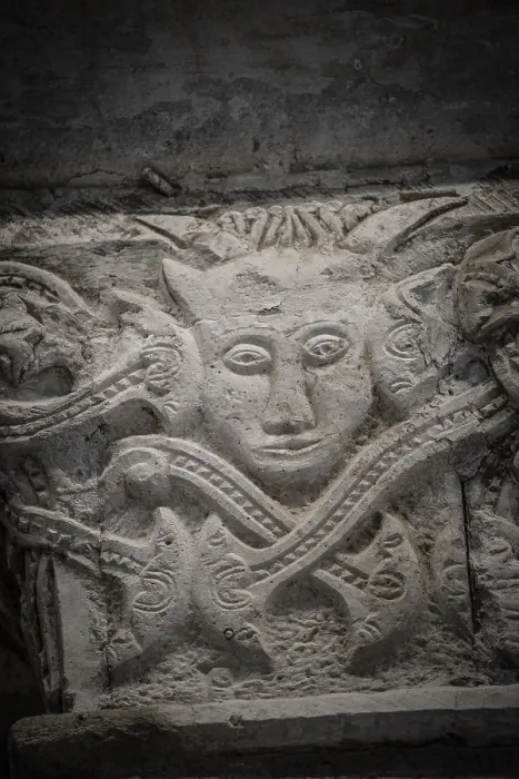 Gerahmter Druck : Römisches Kapitell mit einem Teufel. Gerahmter Druck : Römisches Kapitell mit einem Teufel.