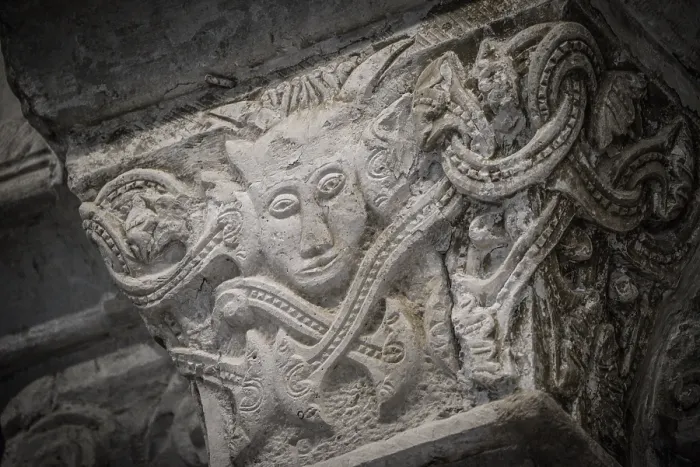 Gerahmter Druck : Romanische Kapitelle mit einem Teufel. Gerahmter Druck : Romanische Kapitelle mit einem Teufel.