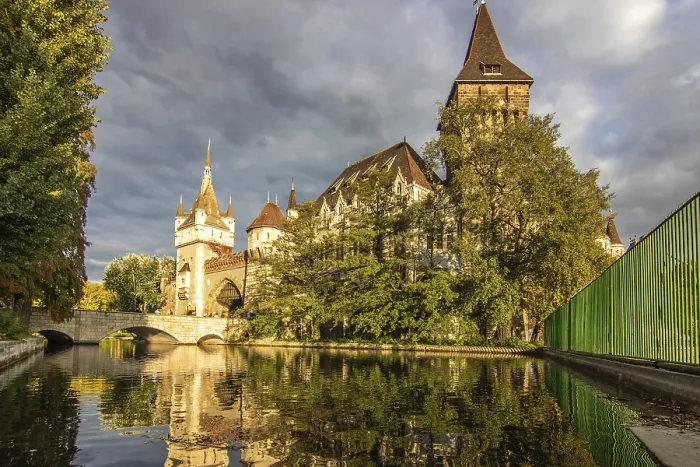 Gerahmter Druck : Romantisches Schloss in einem Park, Reflexion im Wasser. Gerahmter Druck : Romantisches Schloss in einem Park, Reflexion im Wasser.