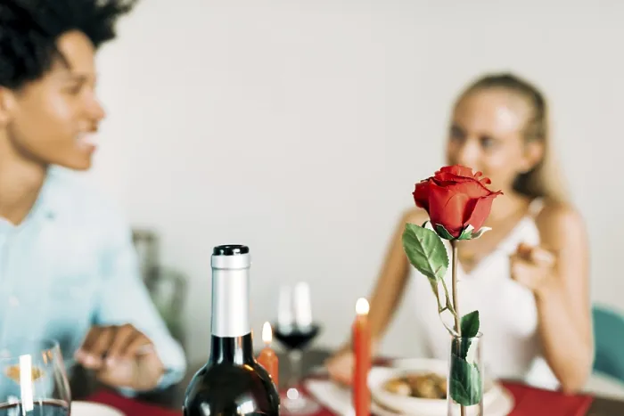 Gerahmter Druck : Ein romantischer Abendessen-Setting zeigt eine rote Rose. Gerahmter Druck : Ein romantischer Abendessen-Setting zeigt eine rote Rose.