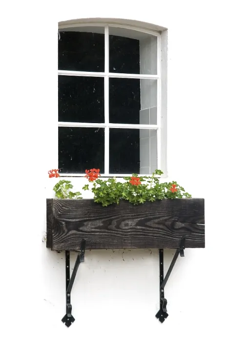Gerahmter Druck : Romantisches Fenster auf weiß mit Geranien. Gerahmter Druck : Romantisches Fenster auf weiß mit Geranien.