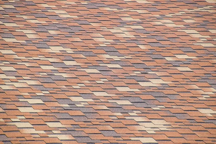 Gerahmter Druck : Dach aus vielfarbigen bituminösen Schieferplatten. Gerahmter Druck : Dach aus vielfarbigen bituminösen Schieferplatten.