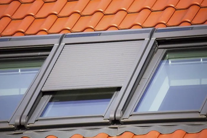 Gerahmter Druck : Dachfenster mit Rollladen. Gerahmter Druck : Dachfenster mit Rollladen.