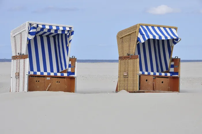 Gerahmter Druck : Zwei gedeckte Rattan-Sitzbänke am Strand. Gerahmter Druck : Zwei gedeckte Rattan-Sitzbänke am Strand.