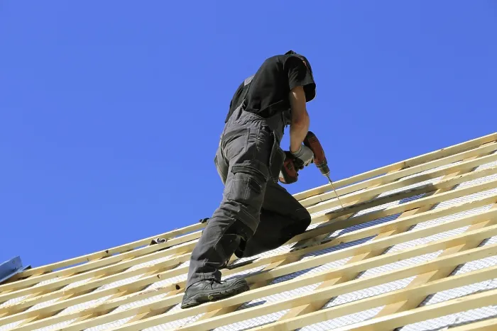 Gerahmter Druck : Dachdecker oder Zimmermann am Werk. Gerahmter Druck : Dachdecker oder Zimmermann am Werk.