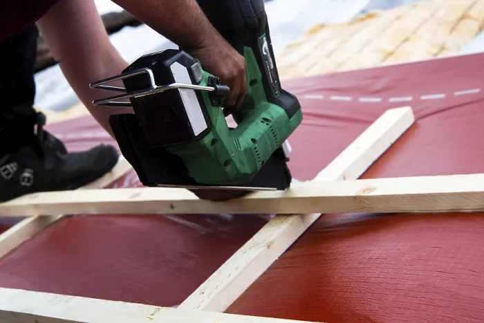 Gerahmter Druck : Dachdecker legt die Schwellen an. Gerahmter Druck : Dachdecker legt die Schwellen an.