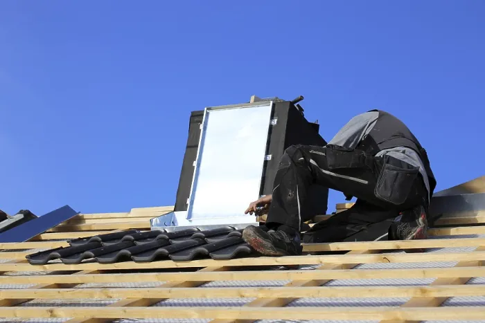 Gerahmter Druck : Dachdecker arbeitet an der Schornsteinabdeckung. Gerahmter Druck : Dachdecker arbeitet an der Schornsteinabdeckung.