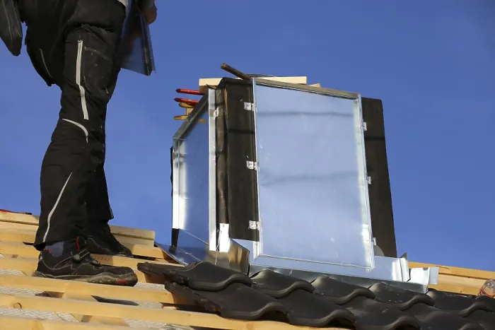 Gerahmter Druck : Dachdecker arbeitet an der Schornsteinverkleidung. Gerahmter Druck : Dachdecker arbeitet an der Schornsteinverkleidung.