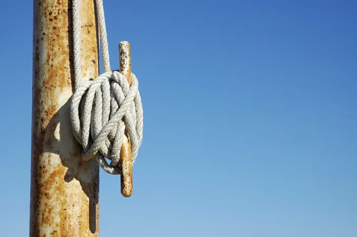 Gerahmter Druck : Seil mit Knoten an einem Flaggenmast. Gerahmter Druck : Seil mit Knoten an einem Flaggenmast.