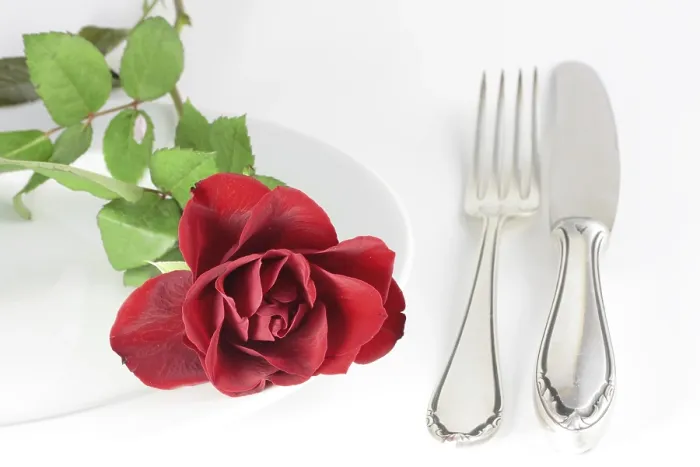 Gerahmter Druck : Rose auf einem Teller. Gerahmter Druck : Rose auf einem Teller.