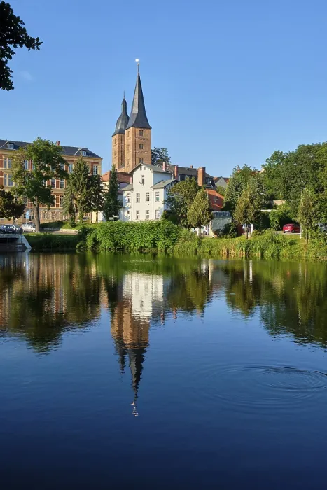 Gerahmter Druck : Rote Spitzen am kleinen Teich. Gerahmter Druck : Rote Spitzen am kleinen Teich.