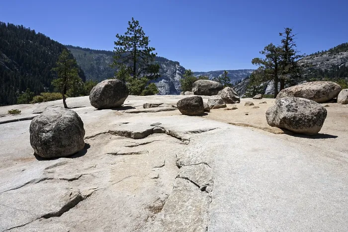 Gerahmter Druck : Runde Granitbrocken auf einer Granitsurface. Gerahmter Druck : Runde Granitbrocken auf einer Granitsurface.