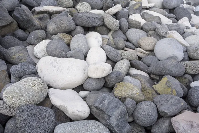 Gerahmter Druck : Runde Steine am Strand, Hellnar. Gerahmter Druck : Runde Steine am Strand, Hellnar.