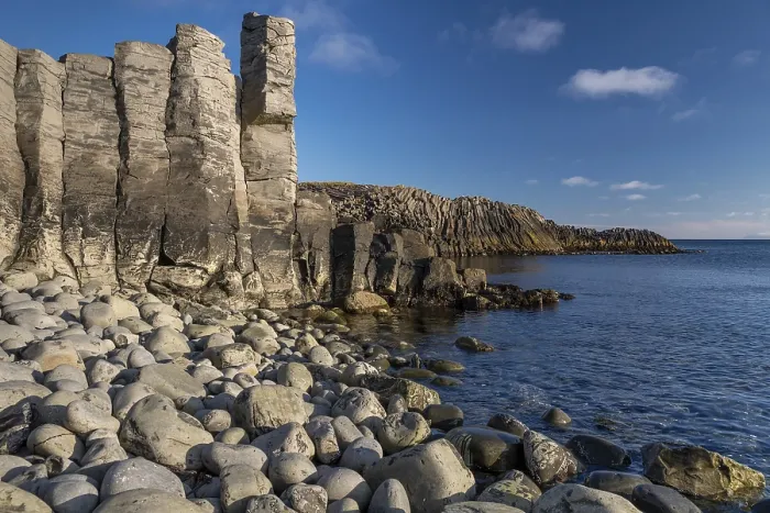 Gerahmter Druck : Runde Steine am Strand, Basaltklippe. Gerahmter Druck : Runde Steine am Strand, Basaltklippe.