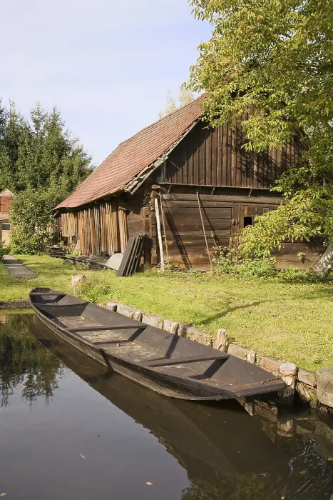 Gerahmter Druck : Leeres Ruderboot auf der Spree. Gerahmter Druck : Leeres Ruderboot auf der Spree.