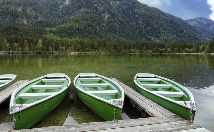 Gerahmter Druck : Leere Ruderboote am Hintersee. Gerahmter Druck : Leere Ruderboote am Hintersee.