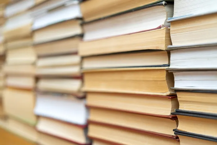 Gerahmter Druck : Reihen von Büchern in der Bibliothek. Hintergrund für Text. Gerahmter Druck : Reihen von Büchern in der Bibliothek. Hintergrund für Text.