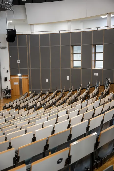 Gerahmter Druck : Reihen leerer Sitzplätze in einem leeren Hörsaal. Gerahmter Druck : Reihen leerer Sitzplätze in einem leeren Hörsaal.
