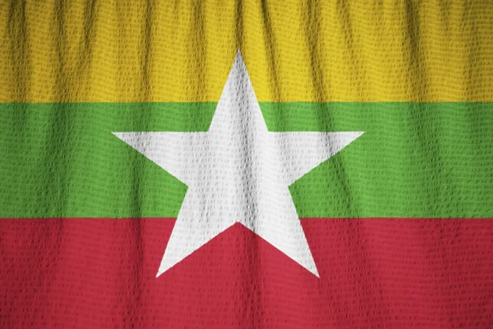 Gerahmter Druck : Das gefältelte Flagge von Myanmar weht im Wind. Gerahmter Druck : Das gefältelte Flagge von Myanmar weht im Wind.