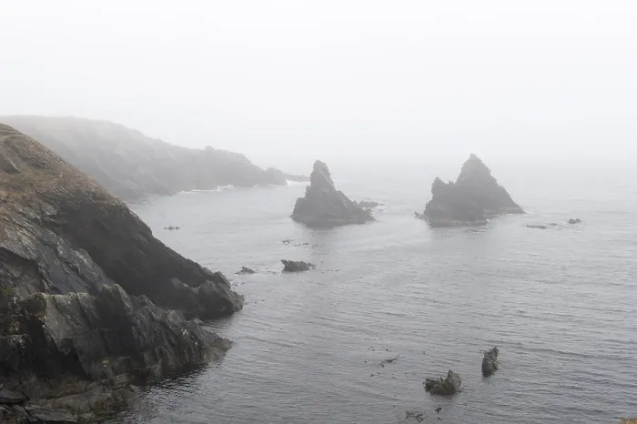 Gerahmter Druck : Rote Felsküste im Nebel. Gerahmter Druck : Rote Felsküste im Nebel.