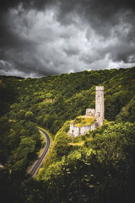 Gerahmter Druck : Ruine des Lowenburg, Gleise. Gerahmter Druck : Ruine des Lowenburg, Gleise.