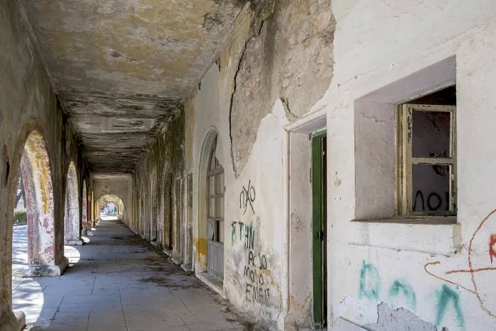 Gerahmter Druck : Verfallenes Arcade-Gebäude, Eleousa. Gerahmter Druck : Verfallenes Arcade-Gebäude, Eleousa.